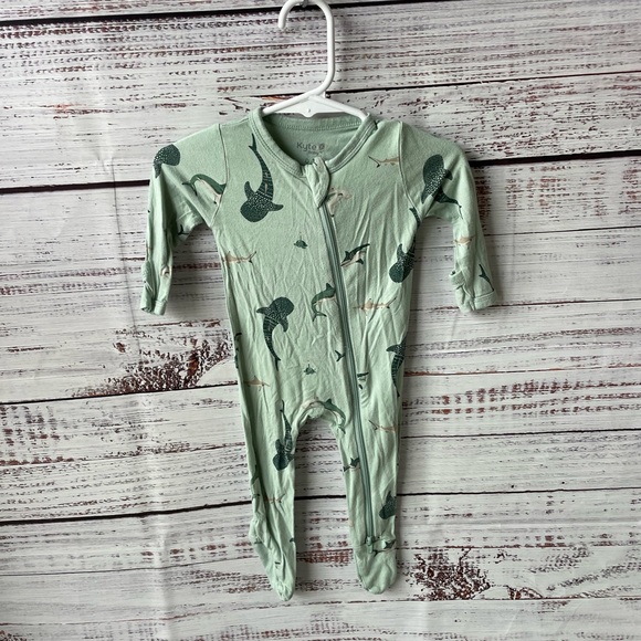 Kyte Baby // Sage Shark Bamboo Footie with Foldover Mitten Cuffs - Picture 5 of 7